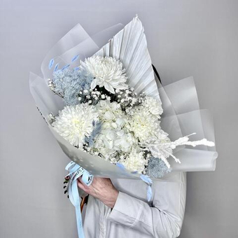 «Снежные грезы» букет с гортензией , хризантемой и гипсофилой