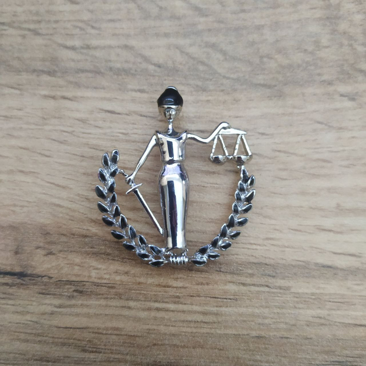 Брошь-кулон Фемида эмаль черная металл серебристый