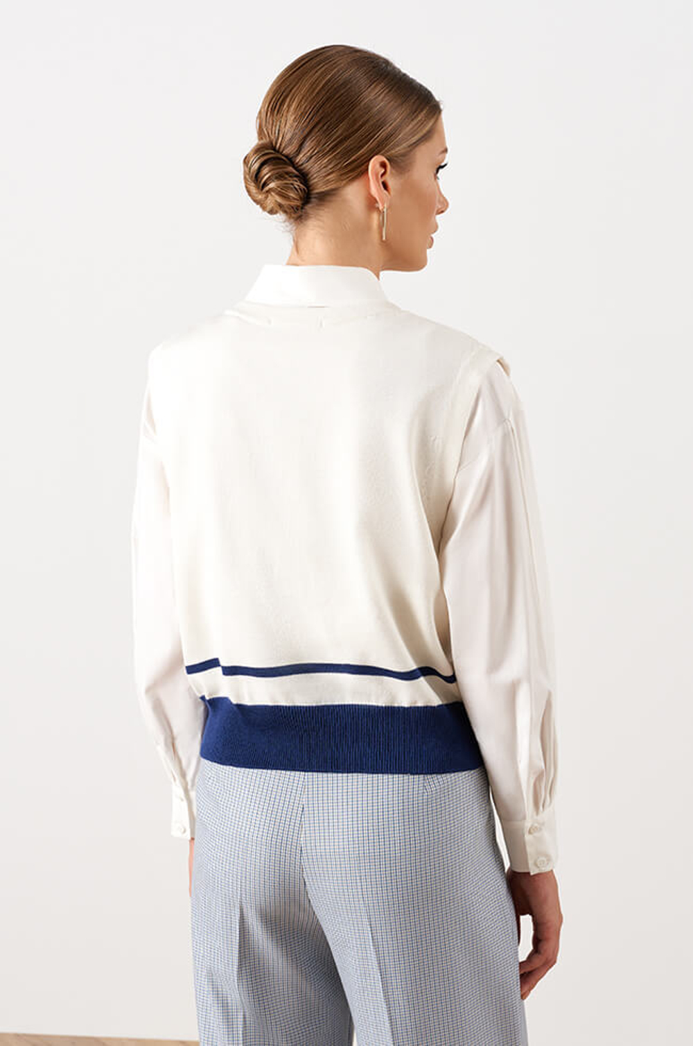 23052 Жилет женский (молочный / синий)