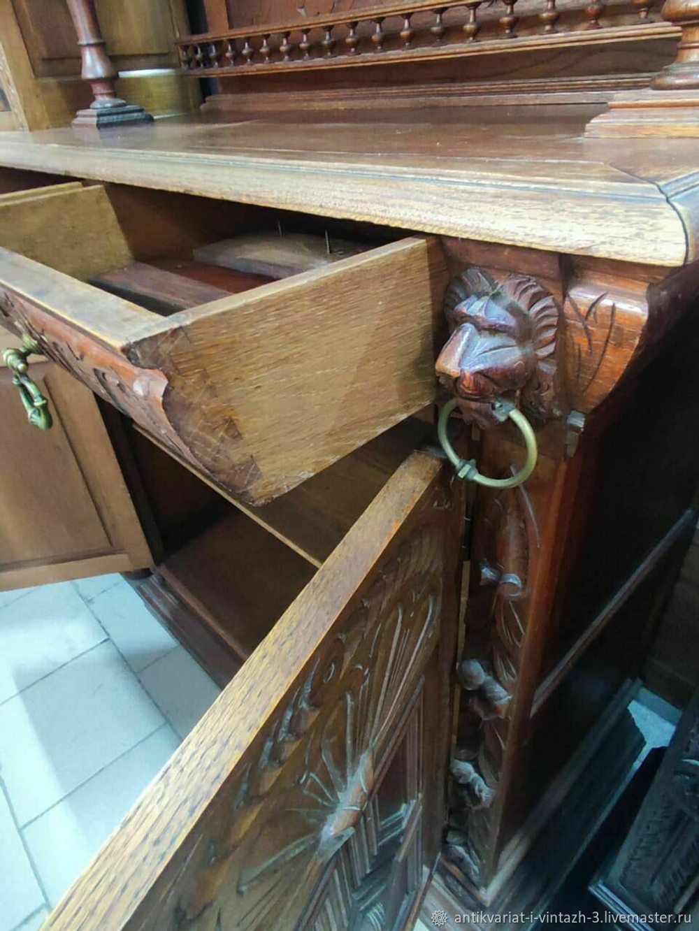Старинный буфет с витражами