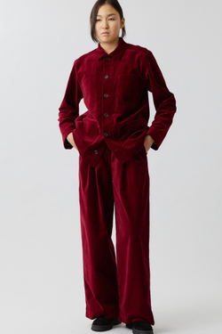 Брюки со складками из бордового бархата