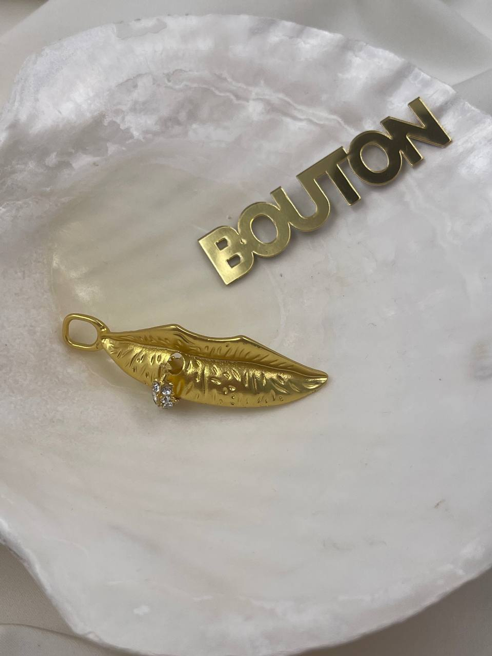 Пуллер для молнии / подвеска "Губы" золотистый Скиап. с подвижным пирсингом