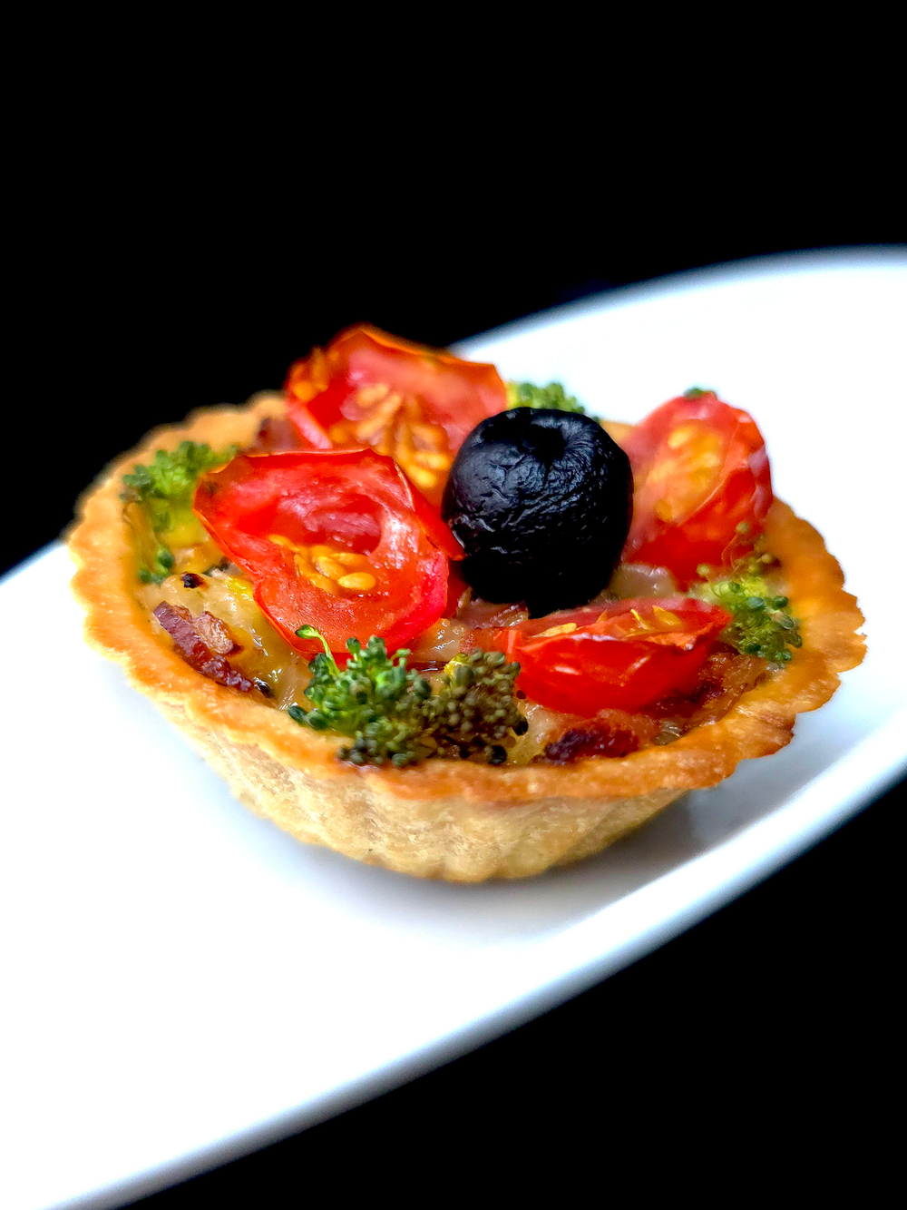 Киш с карамелизированным красным луком, чесноком, черри и оливкой