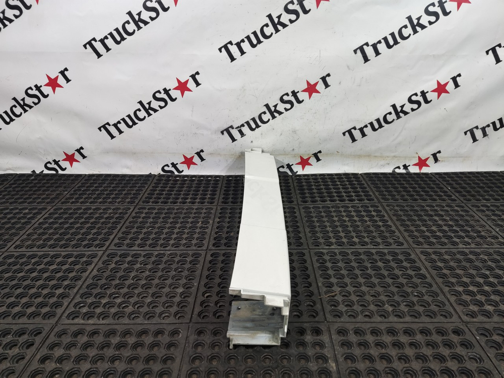 Накладка бампера верхняя средняя часть