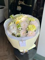 Букет из хризантемы, кустовых пионовидных роз, орнитогалума, ромашки и диантусов