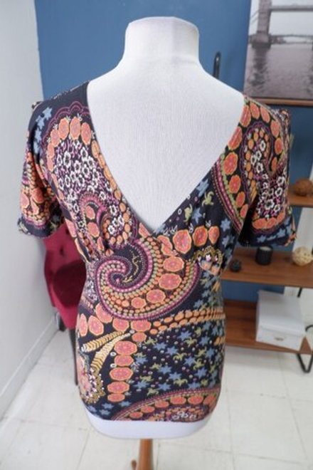 Футболка с яркой расцветкой 46 размер