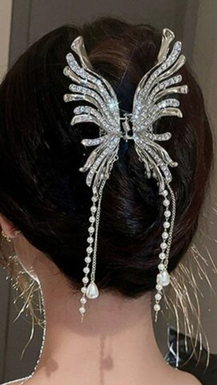 Заколка Краб для волос. Металл. Бабочка со стразами с подвесками. Цвет серебро.