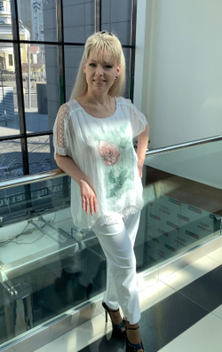 Белый блузон-двойка из шелка с кружевами и изображением розы