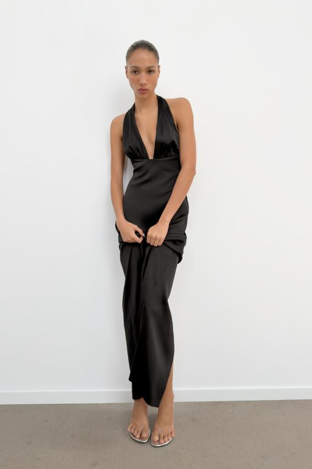 ZARA ДЛИННОЕ АТЛАСНОЕ ПЛАТЬЕ ХАЛТЕР, ЧЕРНЫЙ