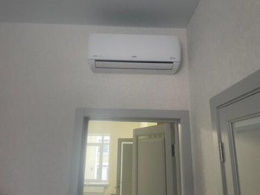 Установка кондиционера настенного типа в комнате