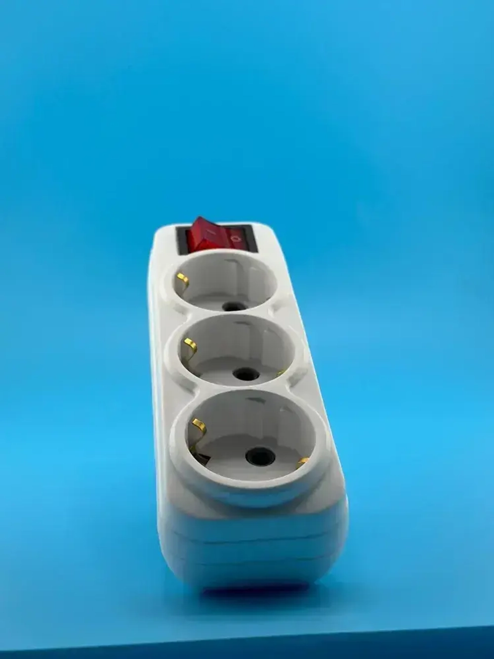 Тройник для розетки электрический с выключателем на 3 гнезда, Разветвитель в розетку 220 плоский с заземлением белый 16А