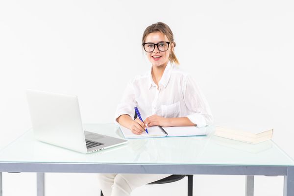 Как выбрать компьютерный стол, который будет удобным для работы?