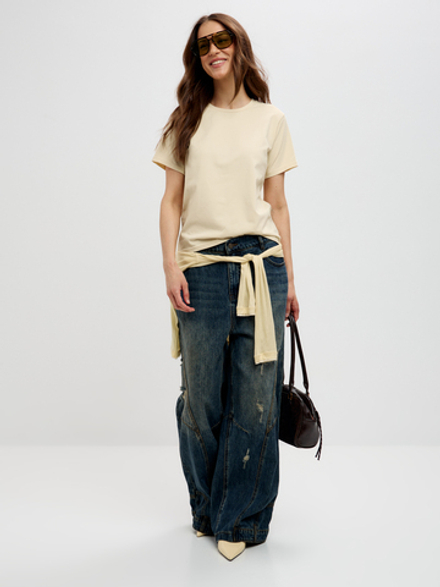 Классическая базовая футболка полуприлегающего силуэта