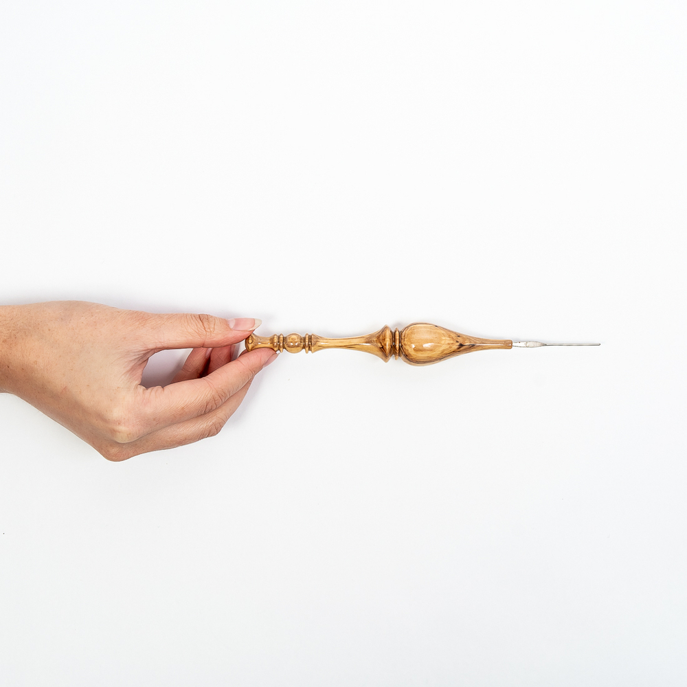 Железный крючок для вязания с деревянной ручкой из рябиной размером 1.25 мм. K132