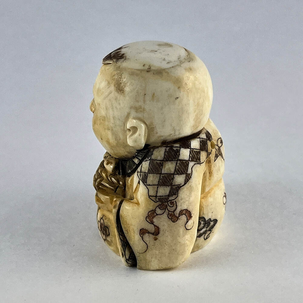 Статуэтка нэцкэ Ребенок Карако с кузовком рыбы