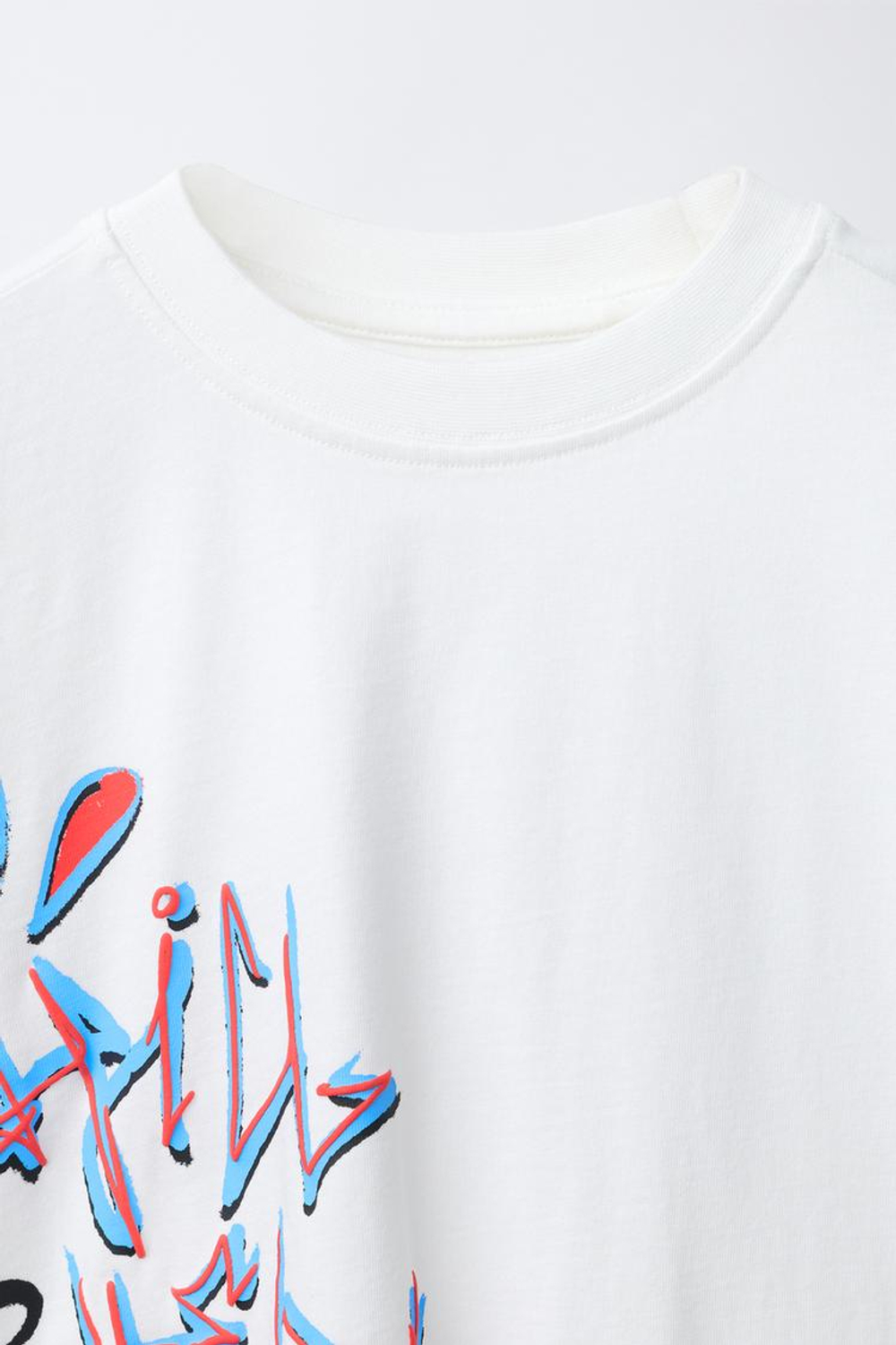 ZARA ФУТБОЛКА С ПРИНТОМ ГРАФФИТИ, БЕЛЫЙ