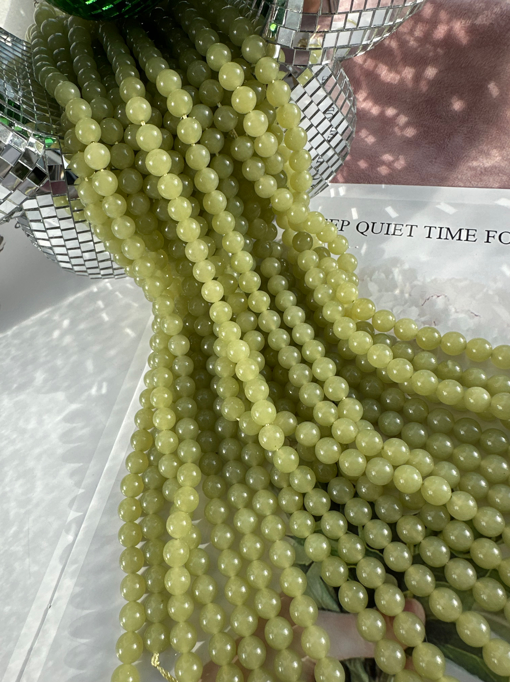 Нить бусин из тонированного кварца 8мм, гладкие