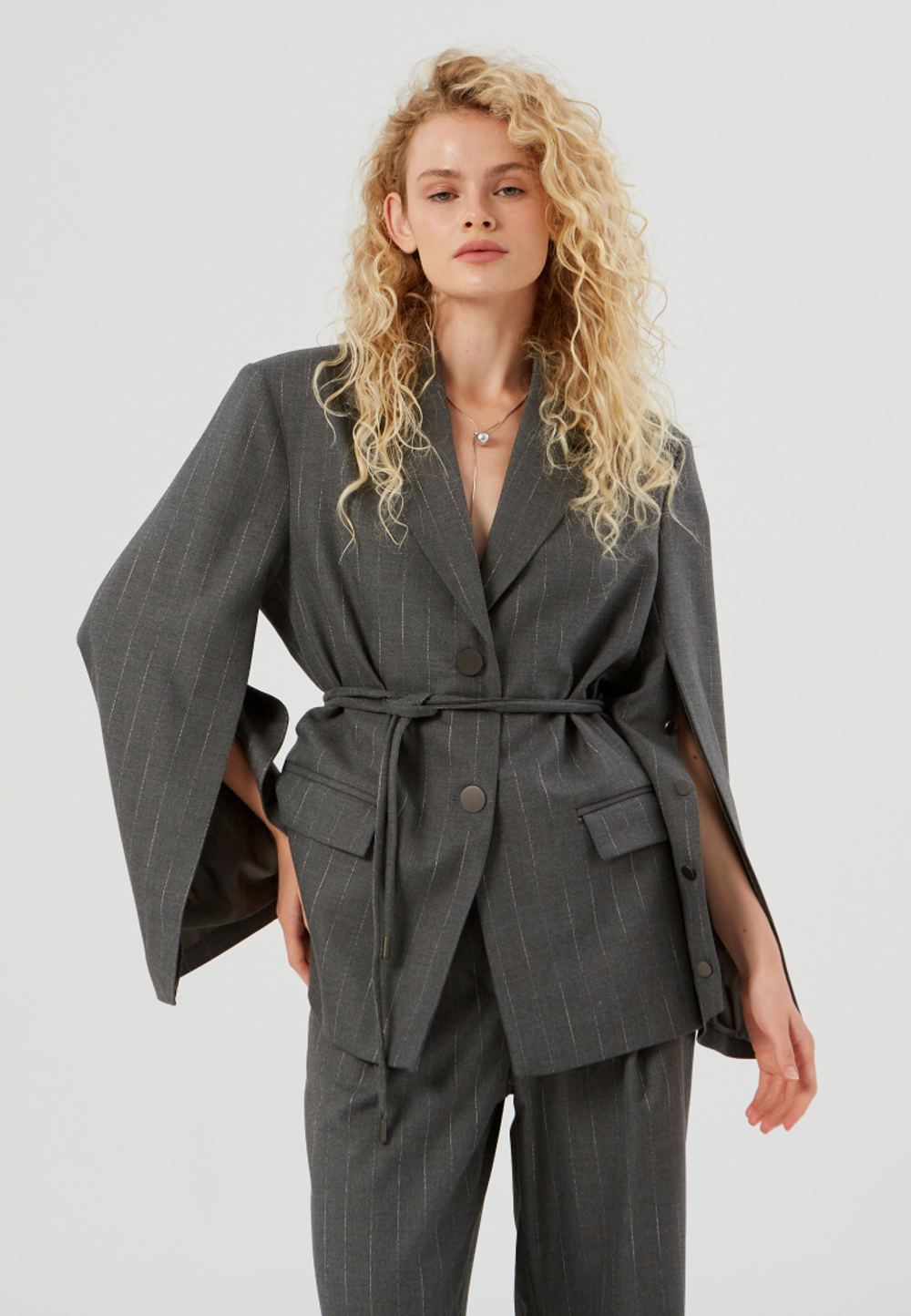 Жакет с разрезами на рукавах серый