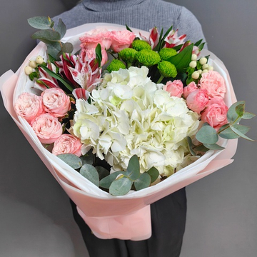 Авторский букет с белой гортензией