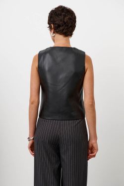 Жилетка из экокожи в минималистичном стиле черного цвета