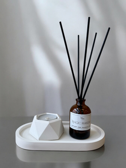 Подсвечник и диффузор для дома на подносе