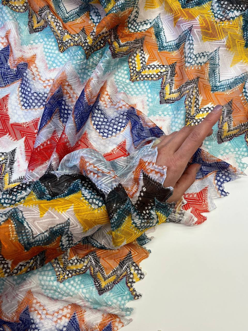 Трикотаж п/э Missoni с разноцветным узором зигзагами
