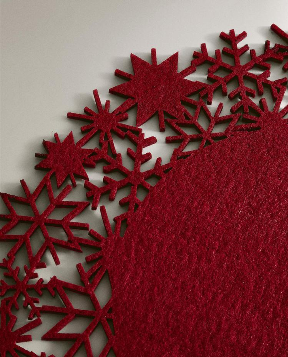 ZARA HOME НОВОГОДНЯЯ ПОДСТАВКА ПОД СТОЛОВЫЕ ПРИБОРЫ «СНЕЖИНКА» ИЗ ФЕТРА, КРАСНЫЙ