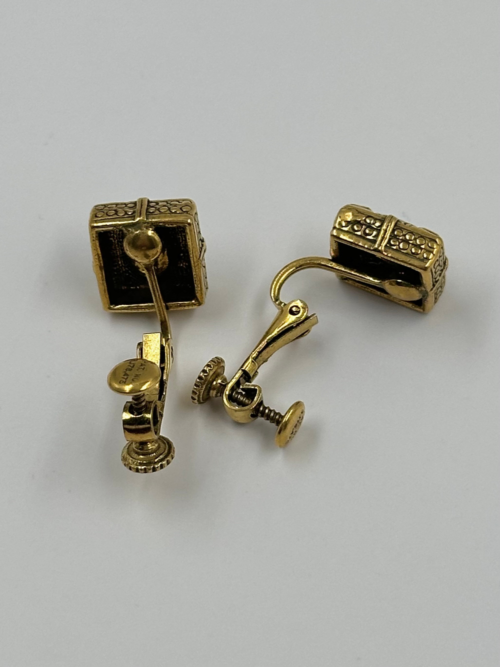 Клипсы с зелёными кабошонами Goldette