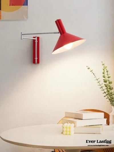 Красное настенное бра с металлическим абажуром в форме конуса и поворотным механизмом😍