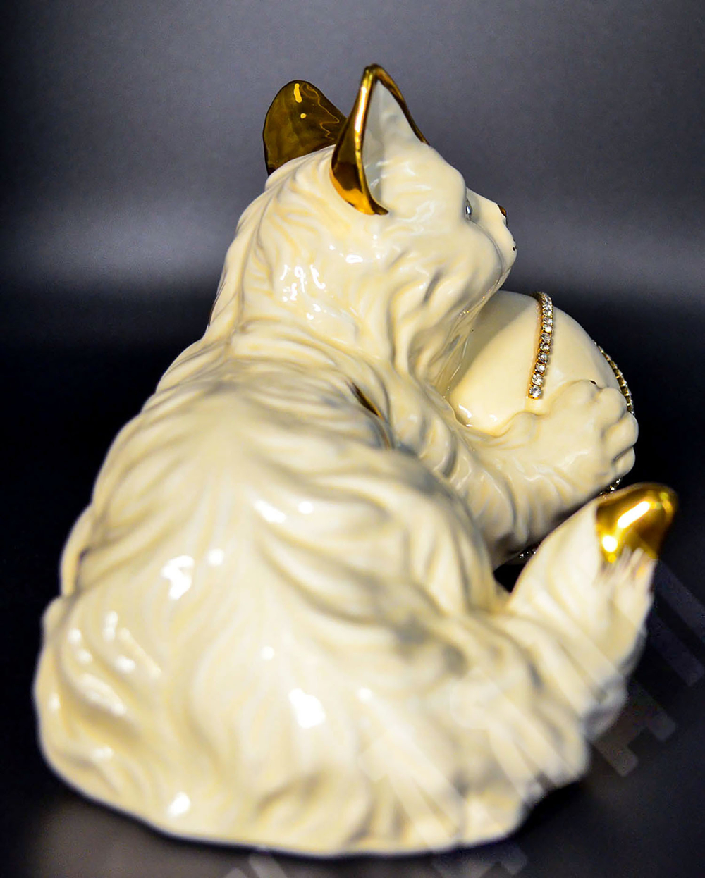 Кошка с мячом. Фарфор, золочение, стразы. 1990-2000-е гг. Китай, Ханчжоу, Hangzhou Jinding.
