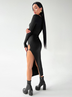 Платье удлиненное однотонное с овальным вырезом и разрезом по ноге