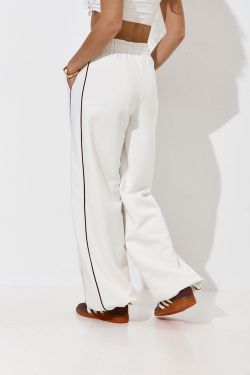 Широкие джоггеры без начеса с кантом кремового цвета