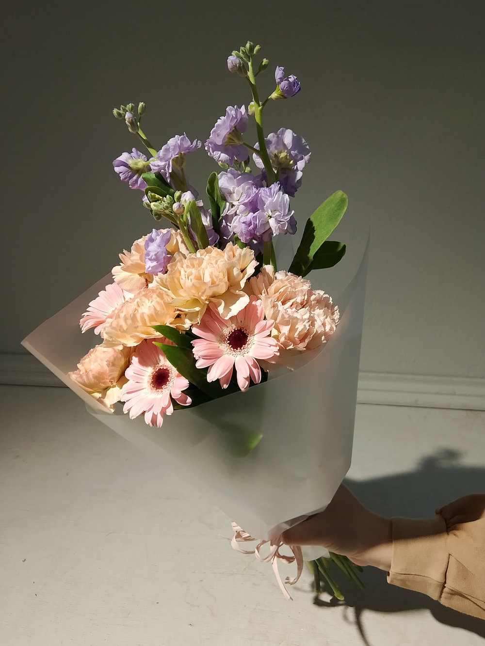 Летний солнечный букет с танацетумом и ароматными пионами Сара Бернард (С0034)