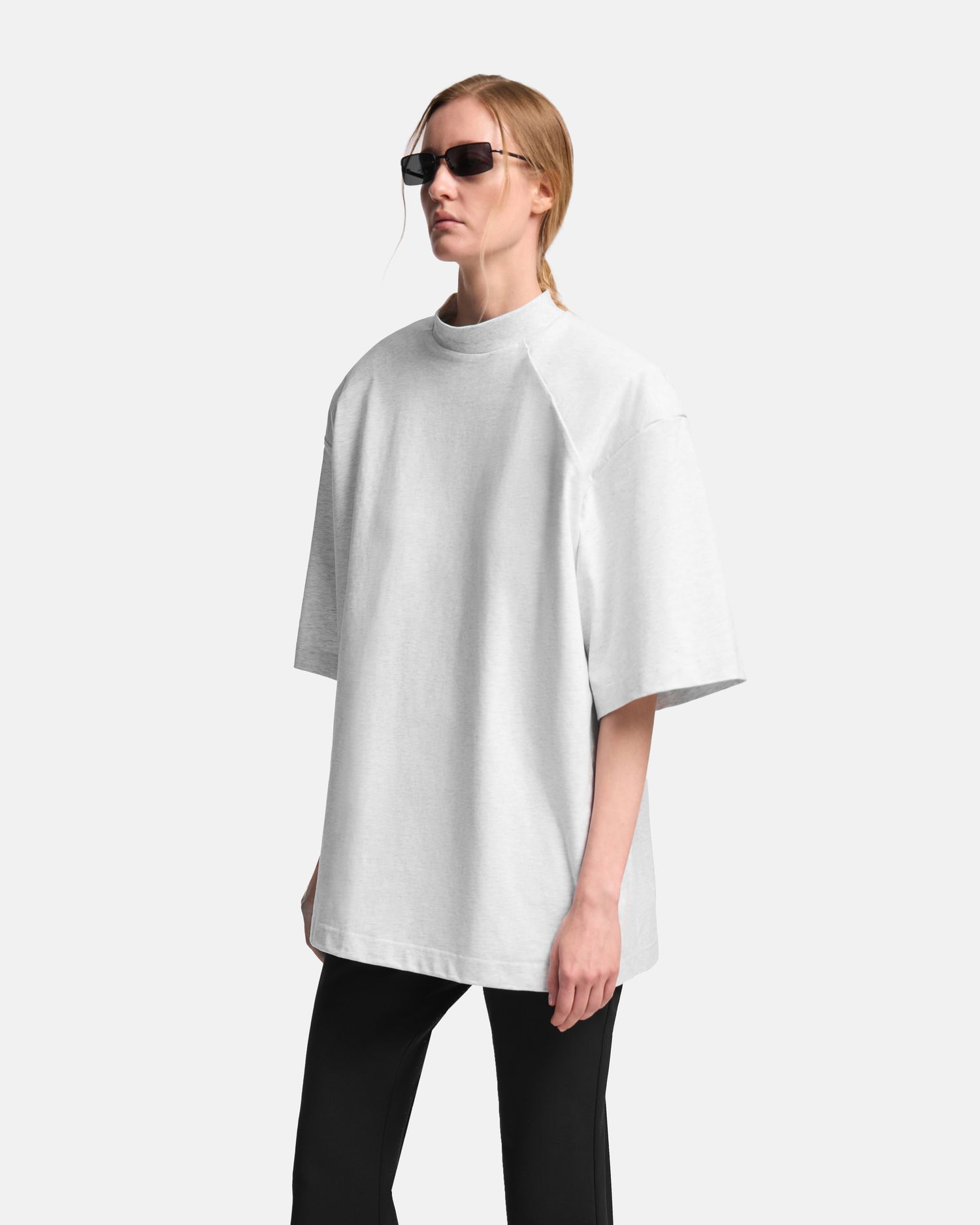 Футболка с подплечниками