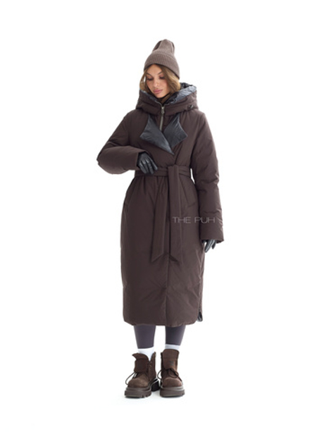 Длинный пуховик темно-шоколадного цвета с поясом