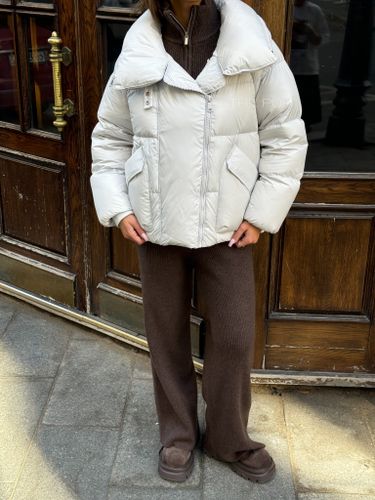 Короткий белый пуховик с мехом енота