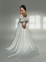 Свадебное платье с открытыми плечами и шлейфом