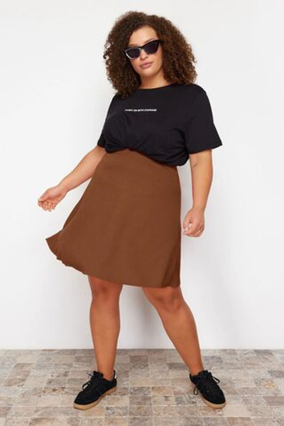 Мини-трикотажная юбка больших размеров с коричневой резинкой на талии TBBSS23AZ00042