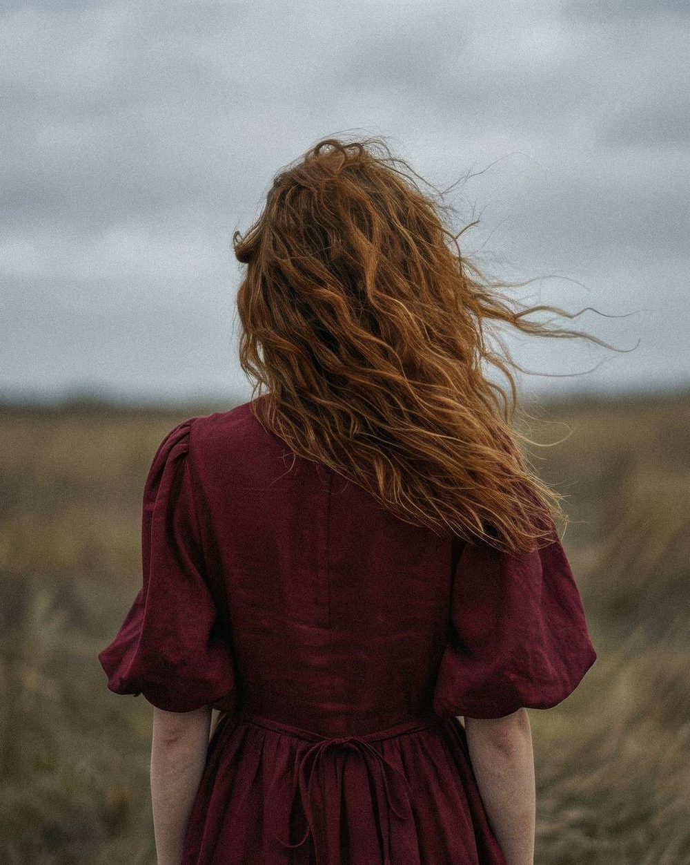 Платье с жабо и рукавами-фонариками из крапивы цвета бордо