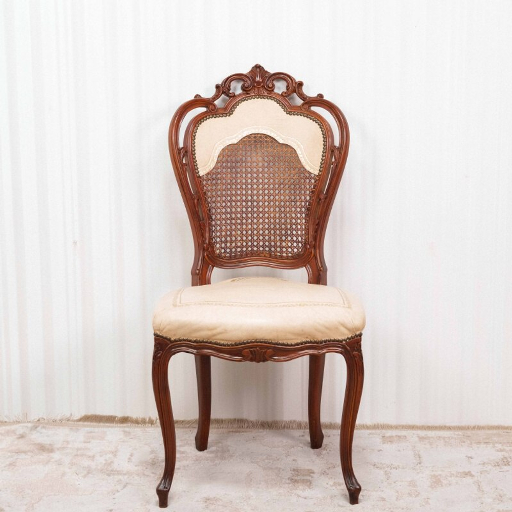 Стул с тисненой золотом кожей