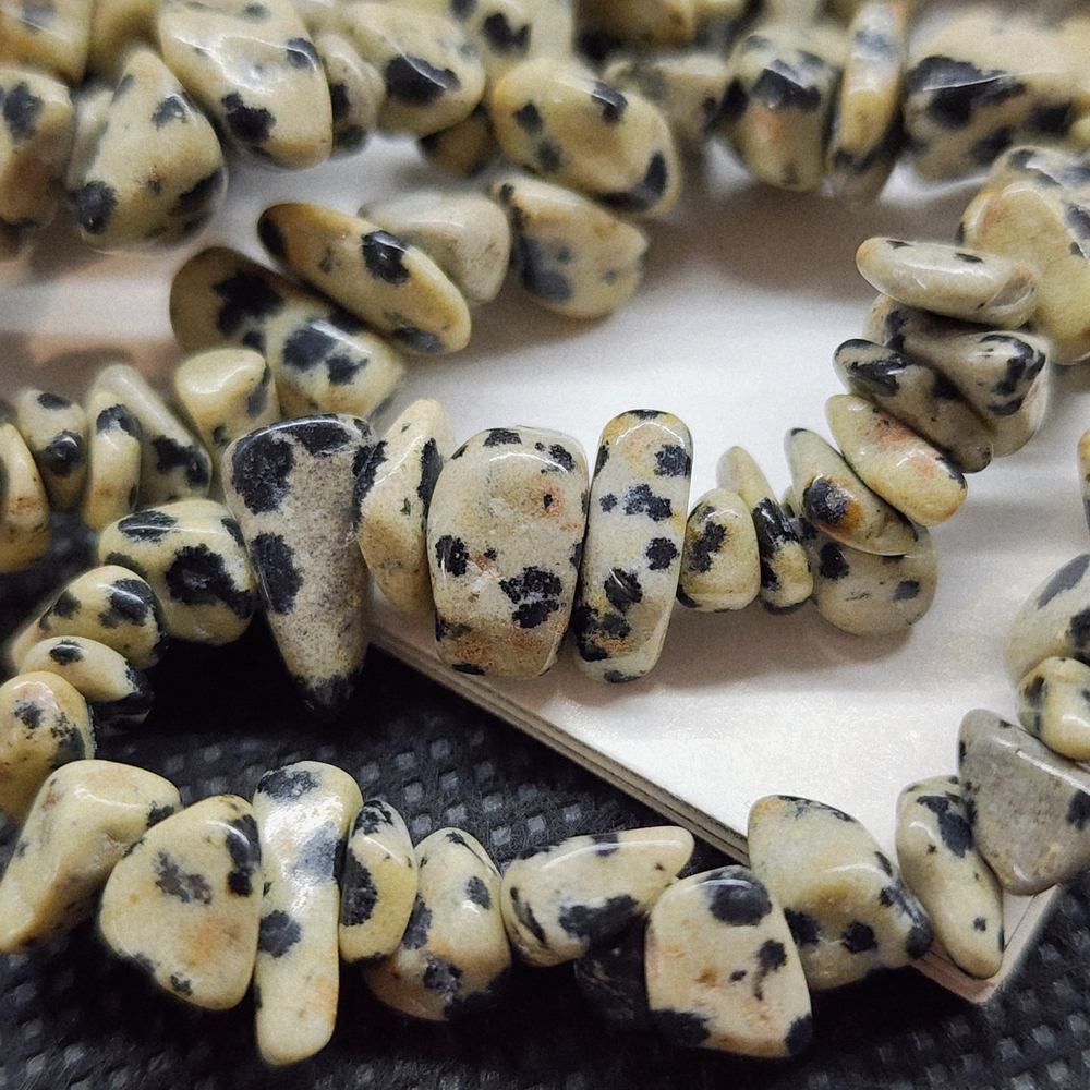 Порфир (яшма далматиновая), бусины крошка 5-12мм