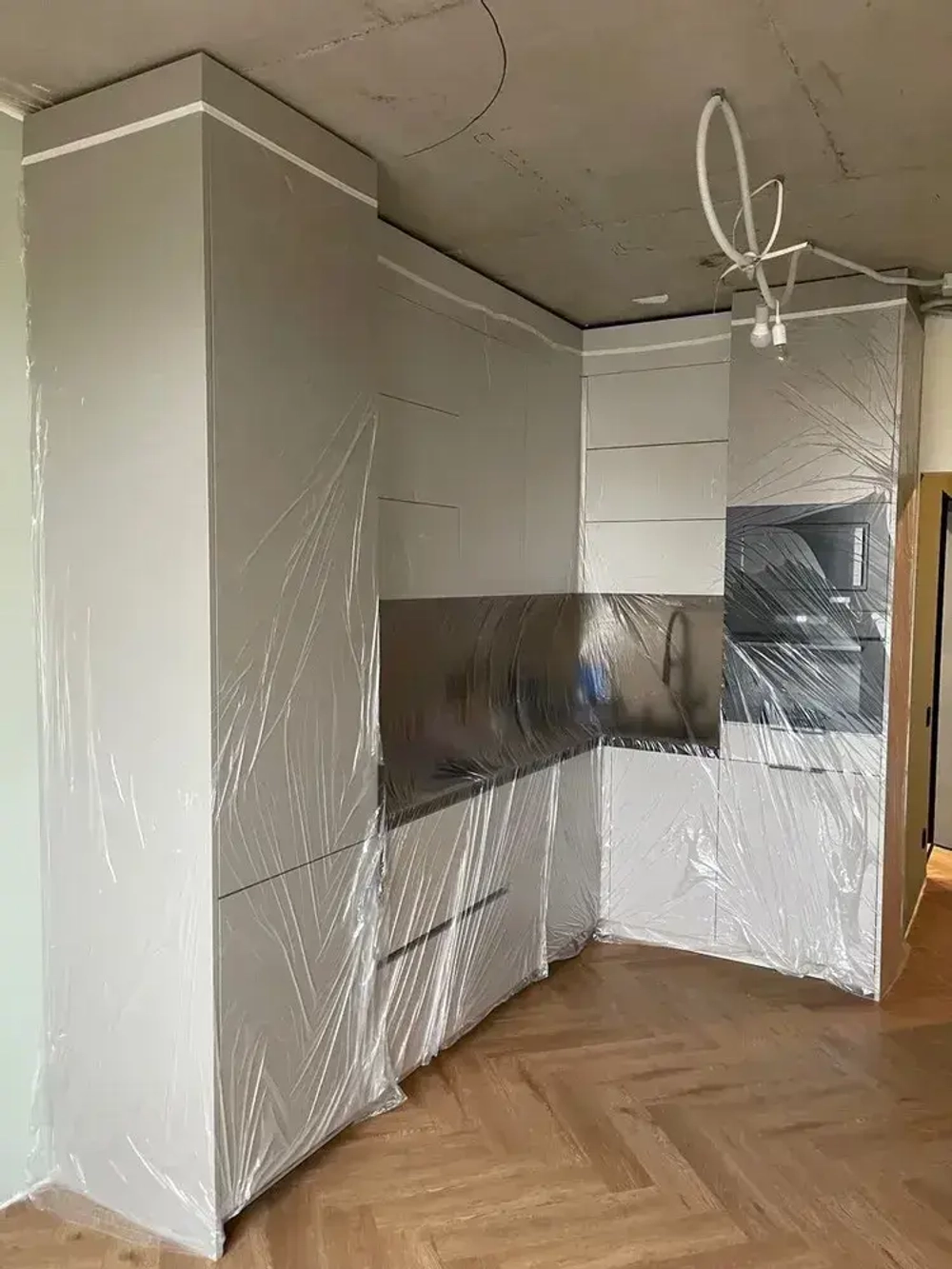 Плёнка укрывная защитная с малярной лентой UNIBOB 2,7 м X 20 м, 10 мкм Пленка укрывная для ремонта и мебели, защитная пленка, полиэтиленовая