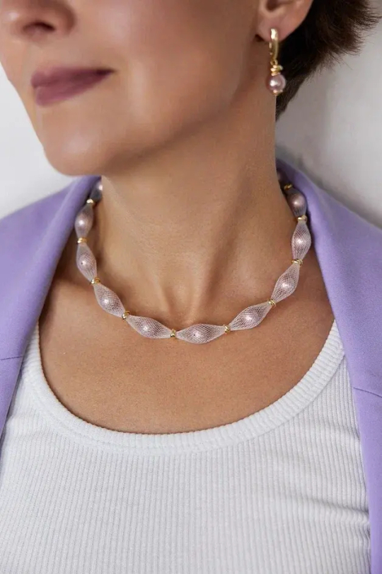 Колье из белой ювелирной сетки с розовым жемчугом, оттенок золото