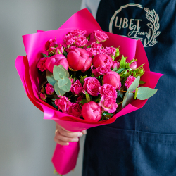 Сборный букет с пионами и кустовой розой