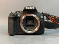 Canon 2000D Kit 18-55mm 3.5-5.6 III 8.000 кадров