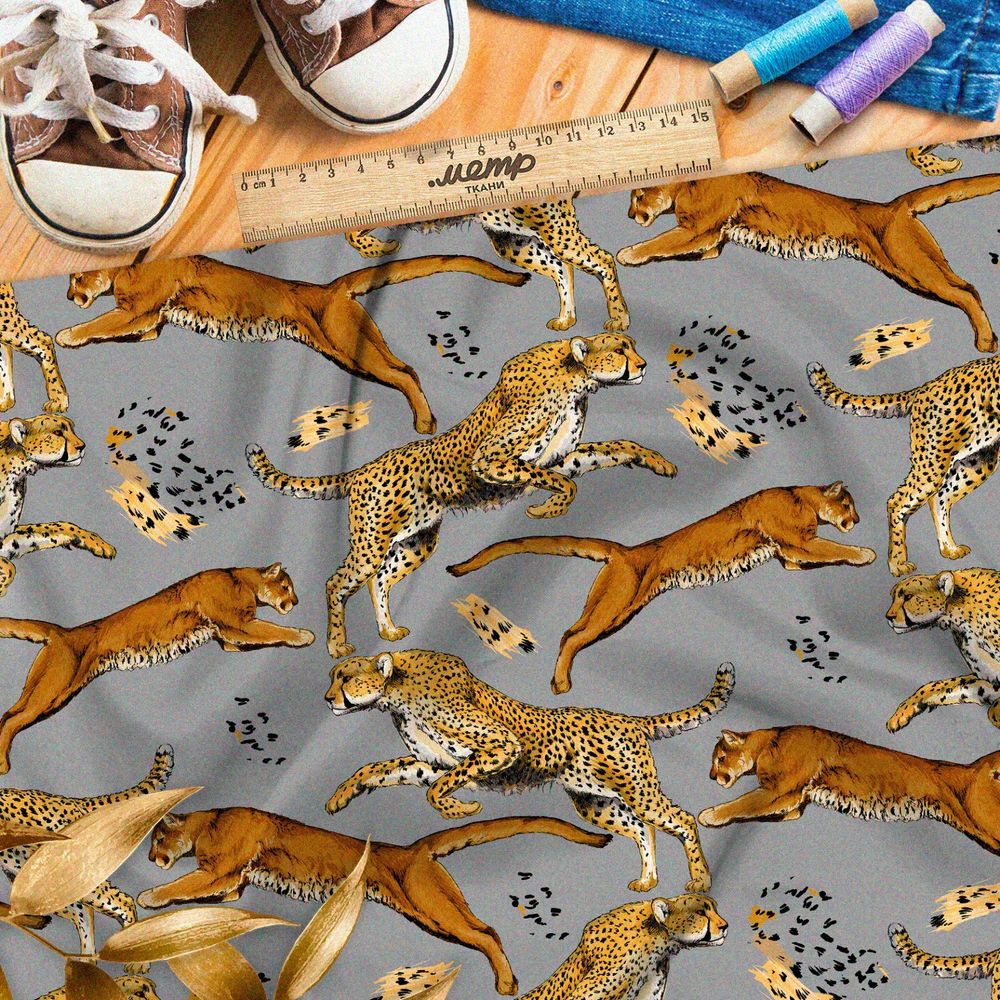 Ткань дюспо бегущие львицы и гепарды на сером фоне