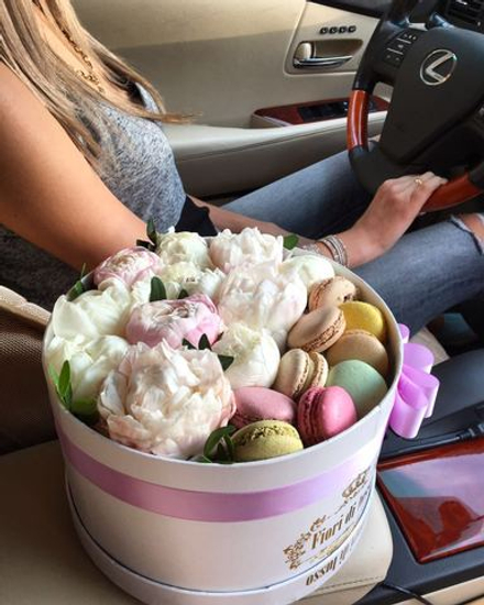 Пионы и макаронс