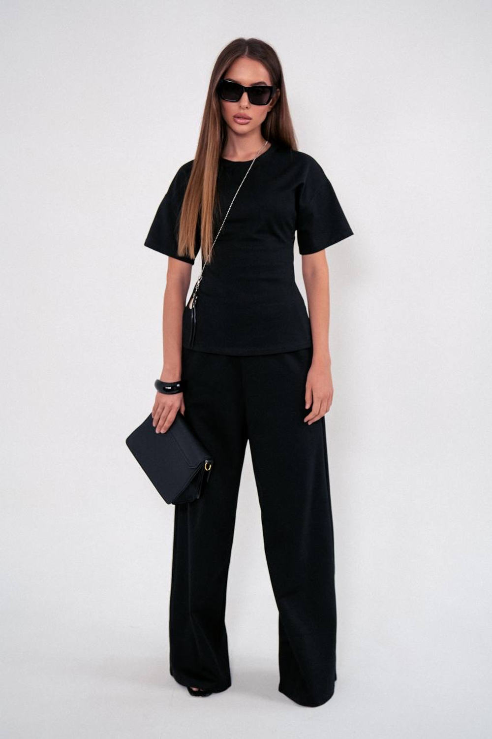 Костюм из прямых брюк на резинке и футболки X-силуэта