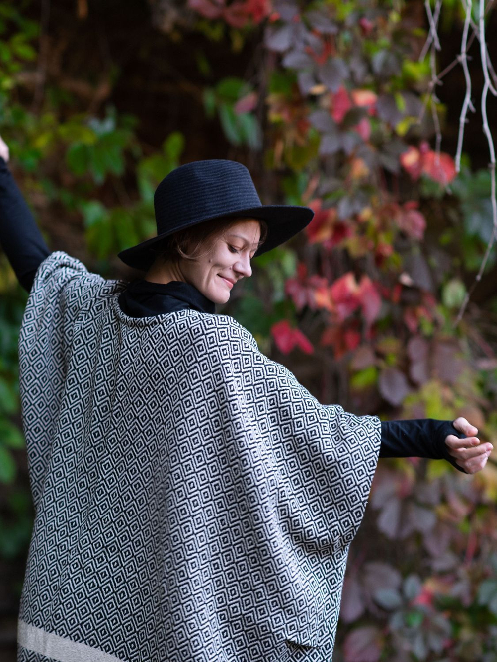 Бохо-накидка из фактурного хлопка (черный с полосами/ромб)