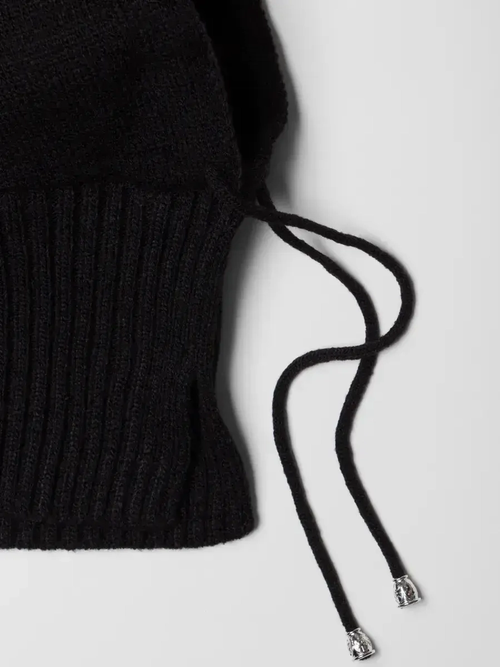 Капор женский вязаный черный